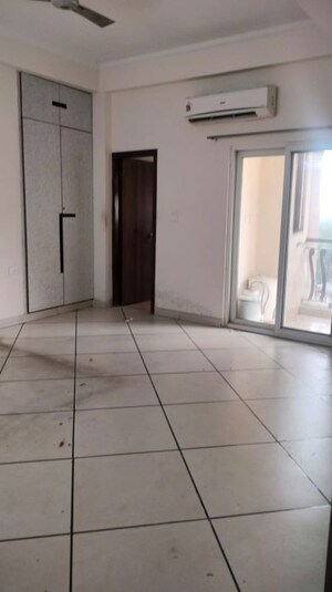 Room in 4 BHK Apartment at Sector 76 – for Rent