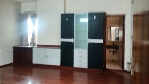 Room in 4 BHK Apartment at Sector 76 – for Rent