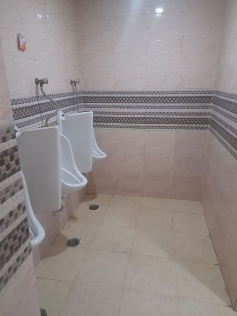 Bathroom, sector 63 Commercial Office Space in IT/SEZ 1000 Sq.Ft. In Sector 63 Noida 10736863