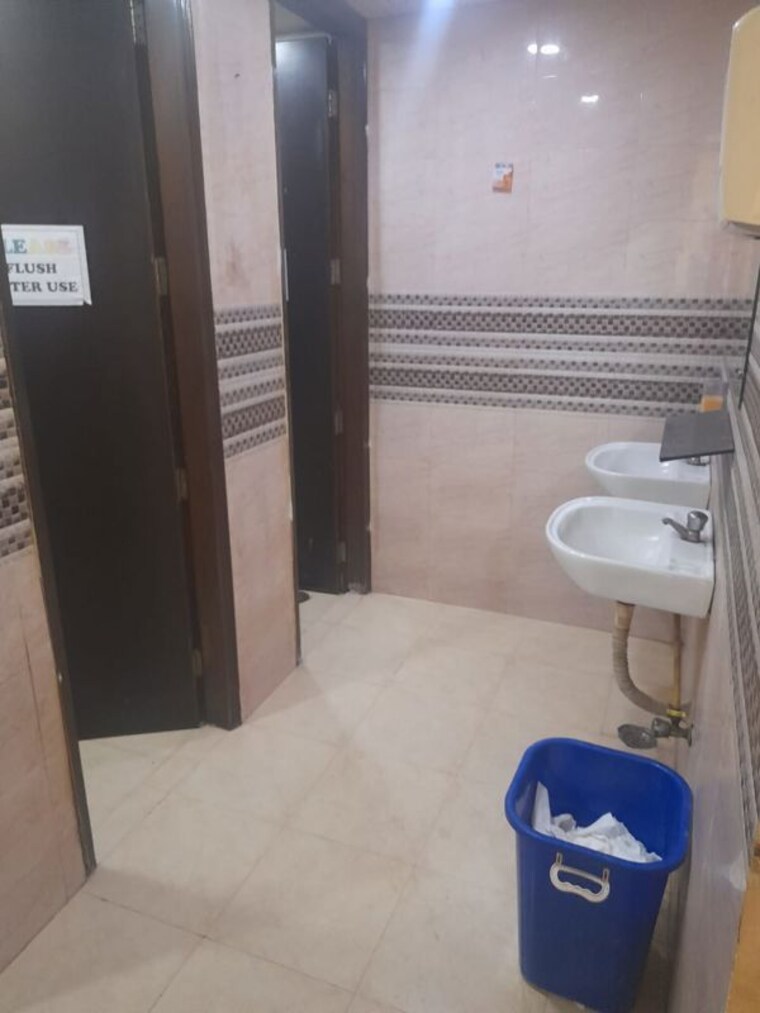 Bathroom, sector 63 Commercial Office Space in IT/SEZ 1000 Sq.Ft. In Sector 63 Noida 10736863