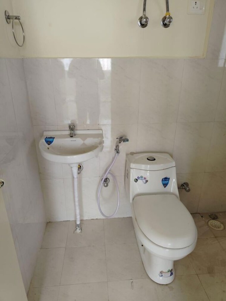 Bathroom, pyramid-midtown 2 Bedroom 1600 Sq.Ft. Apartment In Sector 59 Gurgaon 10736950