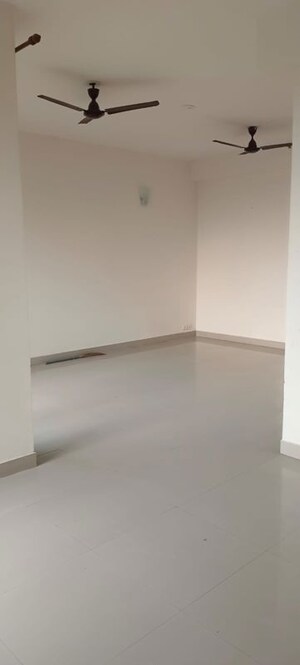 Room in 2 BHK Apartment at Pioneer Park Phase 1, Sector 61 – for Rent