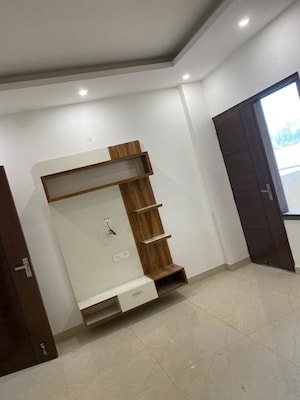 Room in 1 BHK Independent House at Sector 14 – for Rent