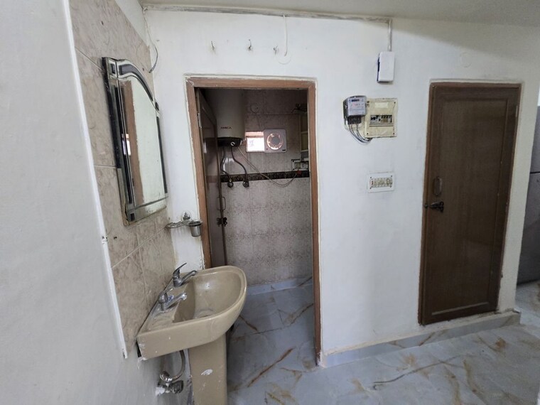 Bathroom, shalimar bagh 4 Bedroom 1720 Sq.Ft. Apartment In Shalimar Bagh Delhi 10727314