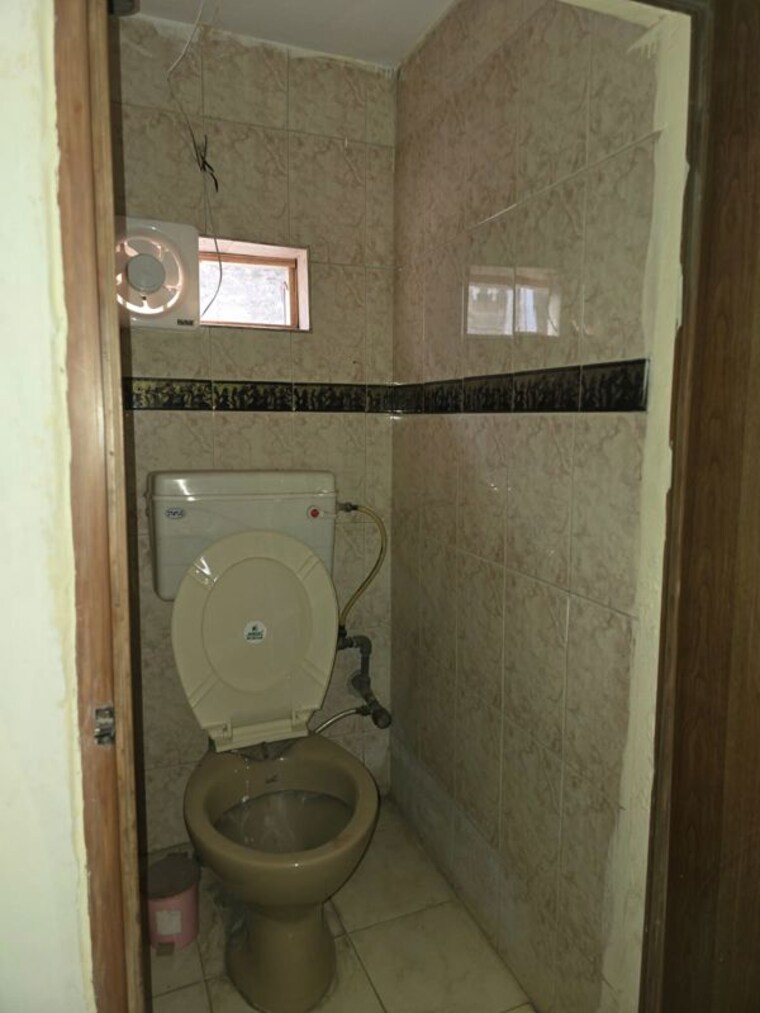 Bathroom, shalimar bagh 4 Bedroom 1720 Sq.Ft. Apartment In Shalimar Bagh Delhi 10727314