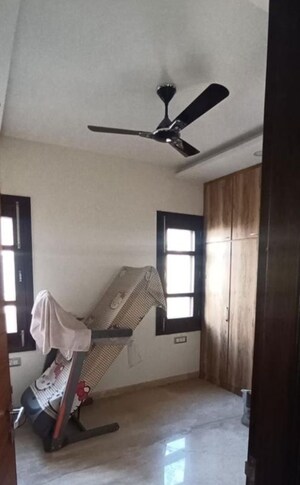 Room in 3 BHK Builder Floor at Sector 37 – for Rent