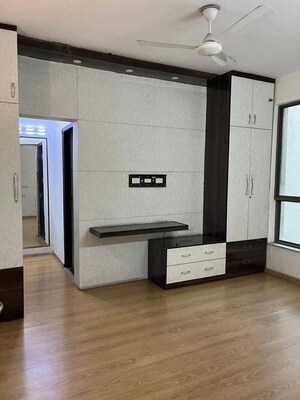Room in 3 BHK Apartment at Unitech The Residences Sector 33, Sector 33 – for Rent