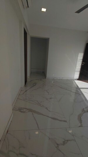Room in 3 BHK Apartment at RNA NG Eclat, Andheri West – for Rent