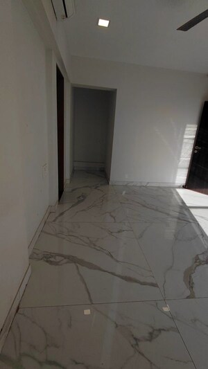 Room in 3 BHK Apartment at RNA NG Eclat, Andheri West – for Rent