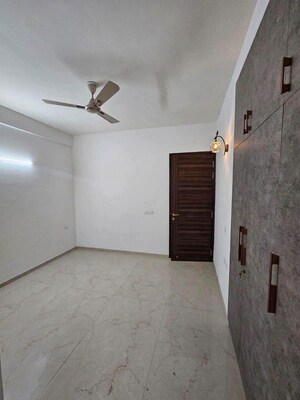 Room in 3 BHK Apartment at Smart World Orchard, Sector 61 – for Rent