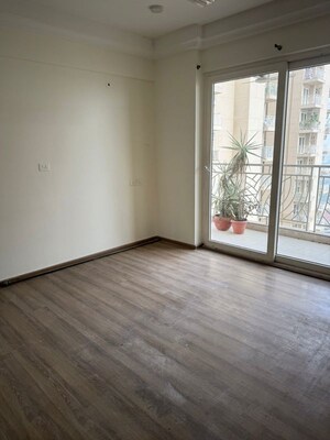 Room in 3 BHK Apartment at AIPL The Peaceful Homes, Sector 70a – for Rent