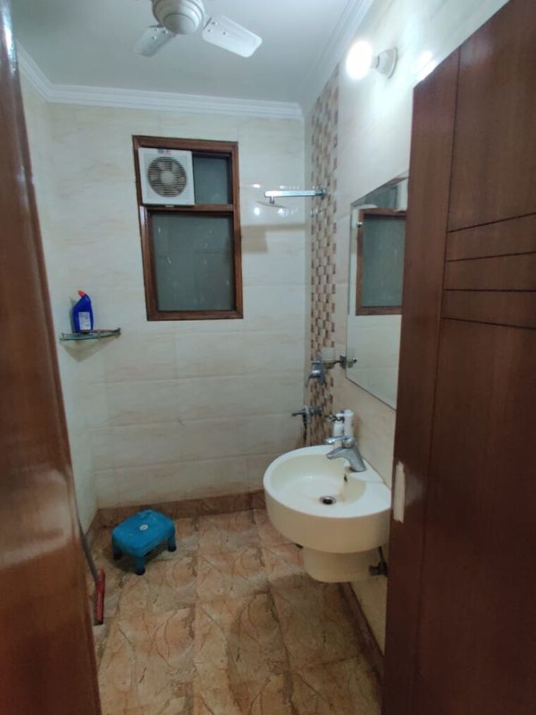 Bathroom, malviya nagar 1 Bedroom 600 Sq.Ft. Builder Floor In Malviya Nagar Delhi 10737332