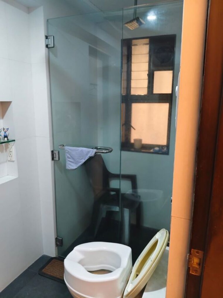 Bathroom, bandra west 3 Bedroom 1350 Sq.Ft. Apartment In Bandra West Mumbai 10737358
