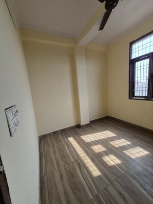Furnished Amenities in 2.5 BHK Builder Floor at Mayur Vihar – for Rent