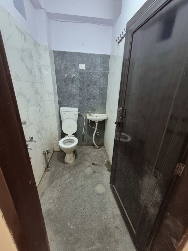 Bathroom, mayur vihar 2.5 Bedroom 450 Sq.Ft. Builder Floor In Mayur Vihar Delhi 10737372