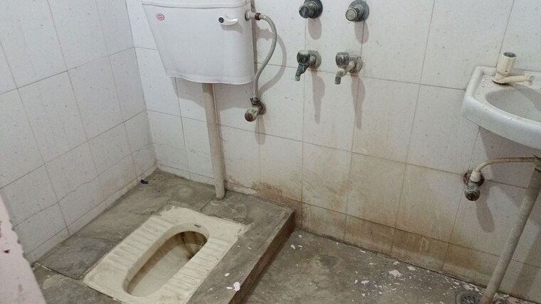 Bathroom, vaishali sector 4 2 Bedroom 1000 Sq.Ft. Builder Floor In Vaishali Sector 4 Ghaziabad 10737384