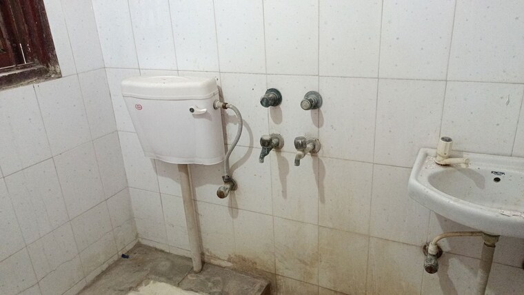 Bathroom, vaishali sector 4 2 Bedroom 1000 Sq.Ft. Builder Floor In Vaishali Sector 4 Ghaziabad 10737402