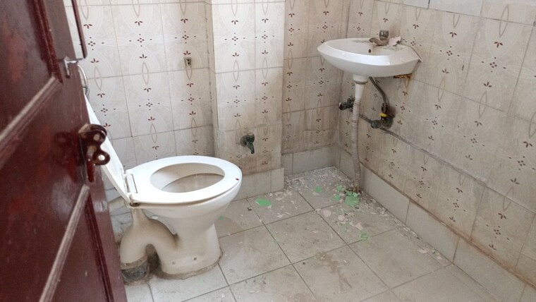 Bathroom, vaishali sector 4 2 Bedroom 1000 Sq.Ft. Builder Floor In Vaishali Sector 4 Ghaziabad 10737402