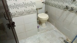 Bathroom in 1 BHK Builder Floor at Vaishali Sector 3 – for Rent