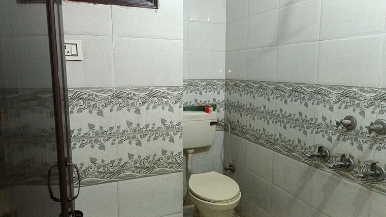 Bathroom, royce-vaishali 1 Bedroom 351 Sq.Ft. Builder Floor In Vaishali Sector 3 Ghaziabad 10737434