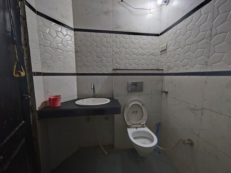 Bathroom, pir machalla 3 Bedroom 150 Sq.Yd. Builder Floor In Pir Machalla Zirakpur 10737388