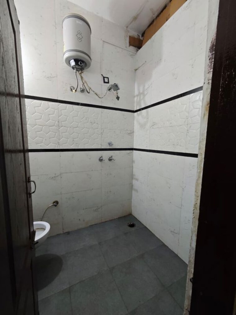 Bathroom, pir machalla 3 Bedroom 150 Sq.Yd. Builder Floor In Pir Machalla Zirakpur 10737388