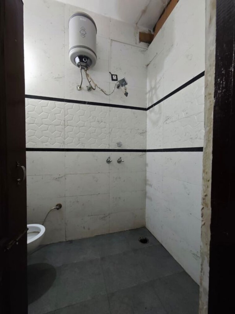 Bathroom, pir machalla 3 Bedroom 150 Sq.Yd. Builder Floor In Pir Machalla Zirakpur 10737388