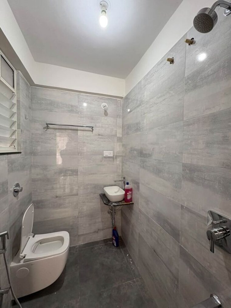 Bathroom, juhu-sameep-apartment 2 Bedroom 780 Sq.Ft. Apartment In Andheri West Mumbai 10737483