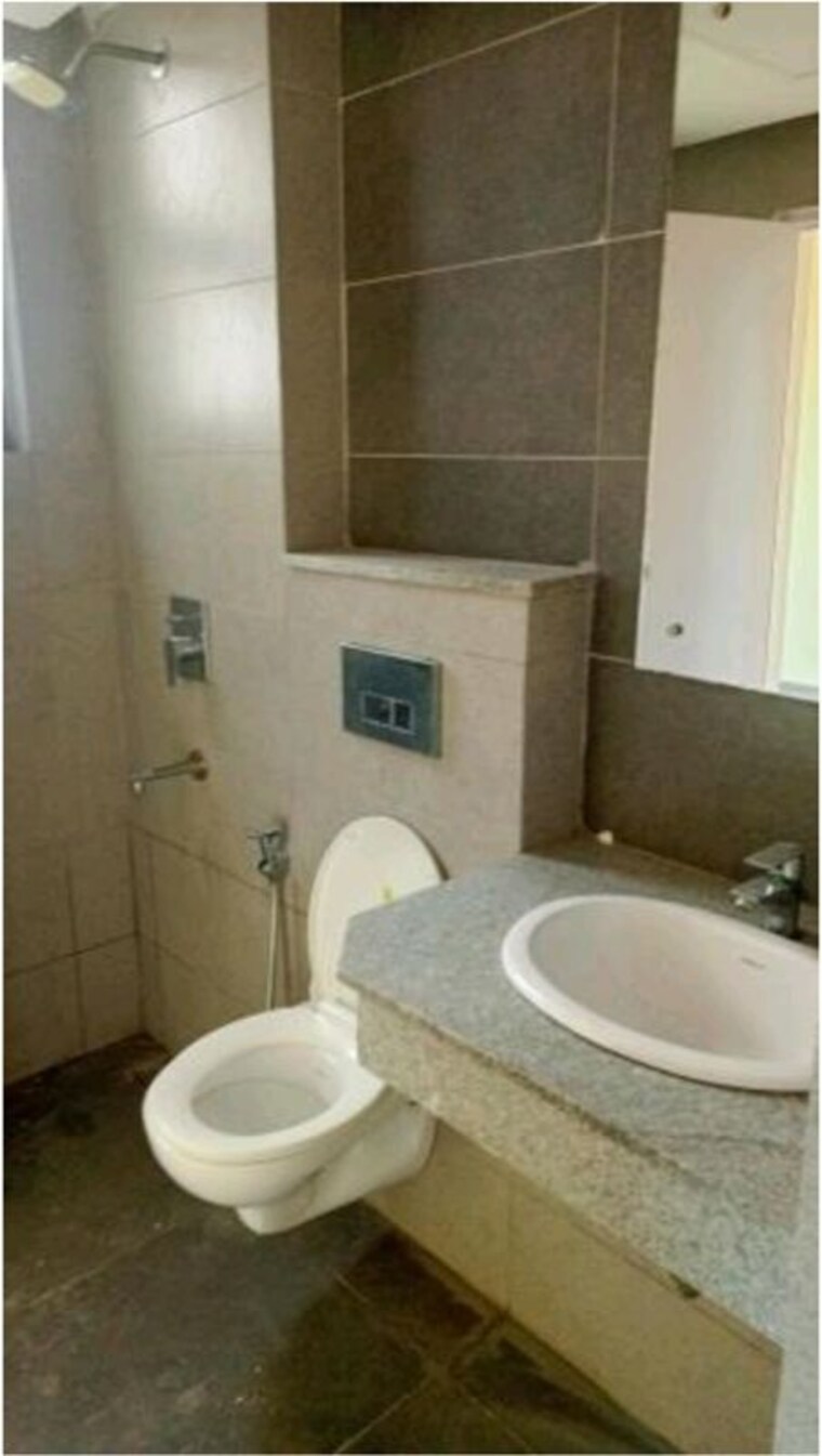 Bathroom, paras-dews 3.5 Bedroom 1760 Sq.Ft. Apartment In Sector 106 Gurgaon 10737476