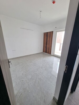 Room in 3.5 BHK Apartment at Nirala Estate II, Tech Zone 4 Greater Noida – for Rent