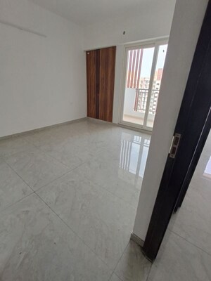 Room in 3.5 BHK Apartment at Nirala Estate II, Tech Zone 4 Greater Noida – for Rent
