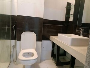 Team Area in 3 BHK Apartment at Matunga East – for Rent