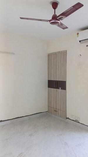 Room in 4 BHK Apartment at Sector 5 Dwarka – for Rent