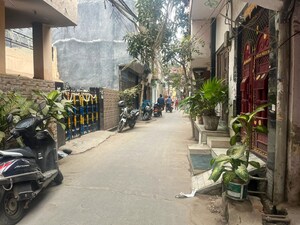 Parking in  Builder Floor at Shahdara – for Sale