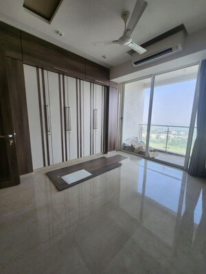 Room in 4 BHK Apartment at Godrej Five Gardens, Matunga East – for Rent