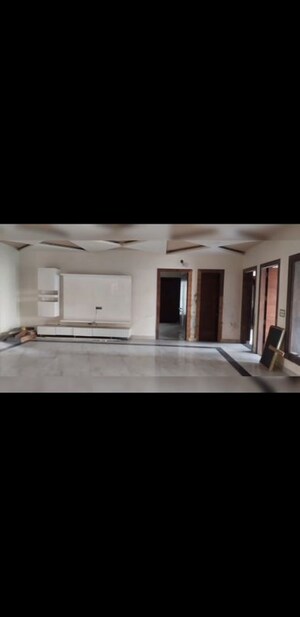 Building Lobby in 5 BHK Builder Floor at Sector 85 – for Rent