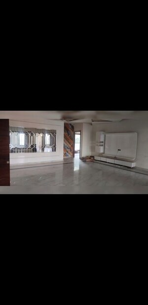 Room in 5 BHK Builder Floor at Sector 85 – for Rent