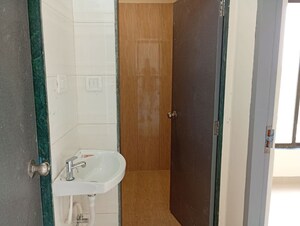 Bathroom in 1 BHK Apartment at Vile Parle East – for Rent