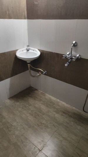 Room in 2 BHK Apartment at Dn Nagar – for Rent