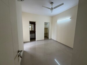 Room in 2.5 BHK Apartment at Emaar Emerald Estate, Sector 65 – for Rent