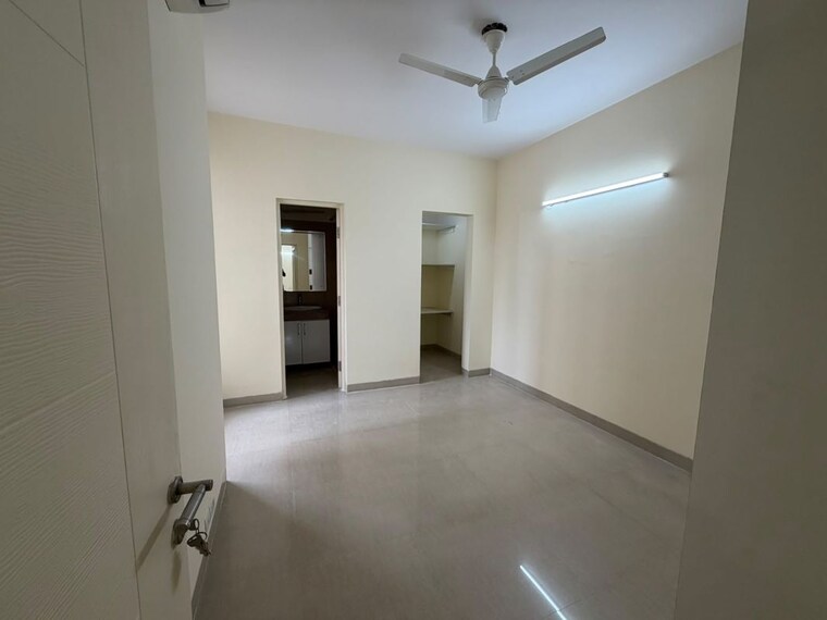 Room, emaar-emerald-estate 2.5 Bedroom 1000 Sq.Ft. Apartment In Sector 65 Gurgaon 10737965