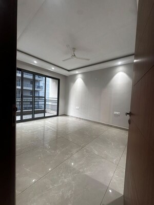 Room in 3.5 BHK Apartment at Noble Callista, Sector 66 B – for Rent