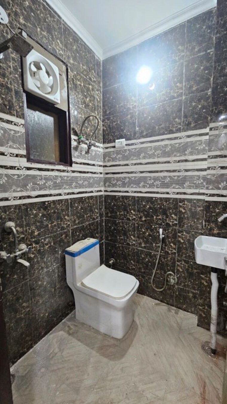 Bathroom, freedom fighters enclave 1 Bedroom 400 Sq.Ft. Apartment In Freedom Fighters Enclave Delhi 10737976