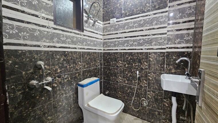 Attached Bathroom, freedom fighters enclave 1 Bedroom 400 Sq.Ft. Apartment In Freedom Fighters Enclave Delhi 10737976