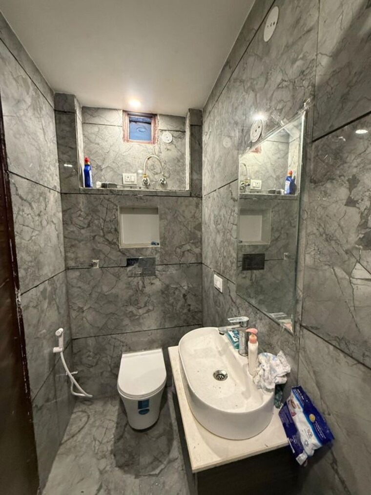 Bathroom, uttam nagar 2 Bedroom 60 Sq.Yd. Builder Floor In Uttam Nagar Delhi 10737986