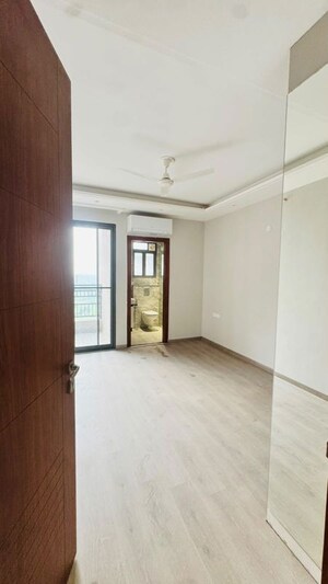 Room in 4 BHK Apartment at Noble Callista, Sector 66 B – for Sale