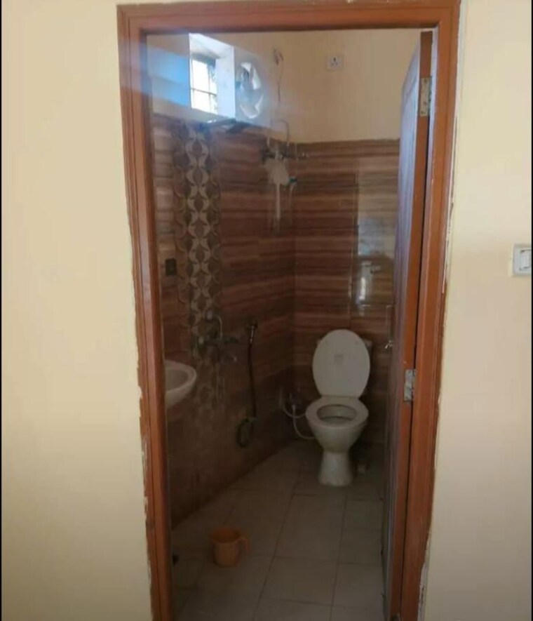 Bathroom, nishat ganj 1 Bedroom 600 Sq.Ft. Apartment In Nishat Ganj Lucknow 10056589