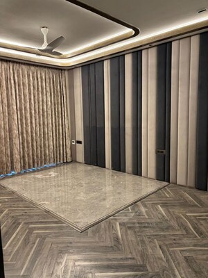 Room in 4 BHK Apartment at Purvanchal Royal City, Chi V Greater Noida – for Rent