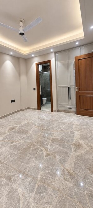 Room in 3 BHK Builder Floor at Chittaranjan Park – for Sale