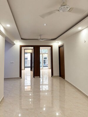 Room in 2.5 BHK Apartment at Aims Golf Green, Tech Zone 4 Greater Noida – for Sale